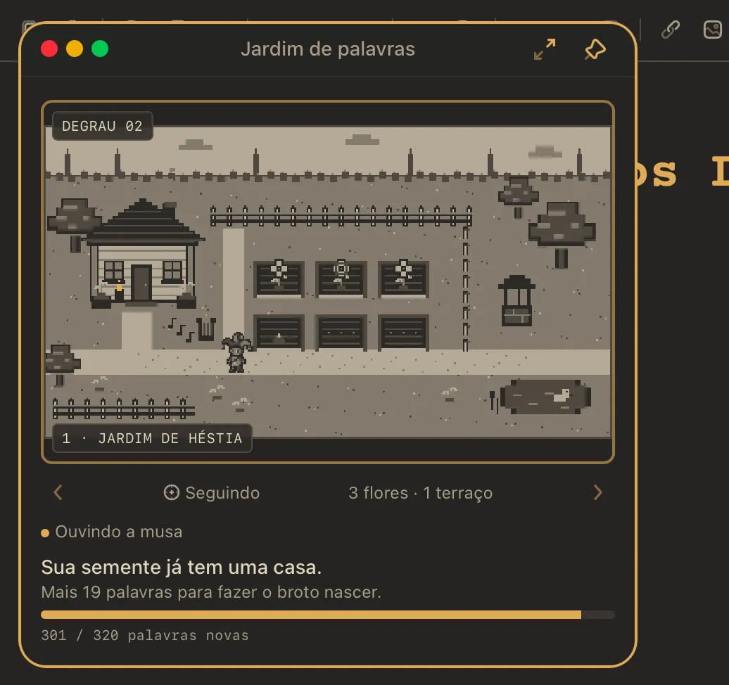 A janela do Jardim de palavras no degrau 2, no Jardim de Héstia: a casa, os canteiros com três flores e o Momo no caminho. Embaixo, a indicação "Ouvindo a musa", a frase "Sua semente já tem uma casa", quantas palavras faltam para o broto nascer e a barra de progresso em 301 de 320 palavras novas.